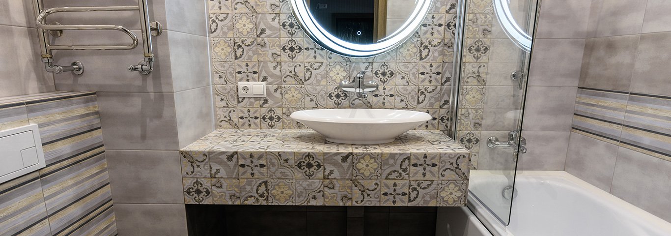 łazienka wyłożona płytkami o małym i dużym formacie