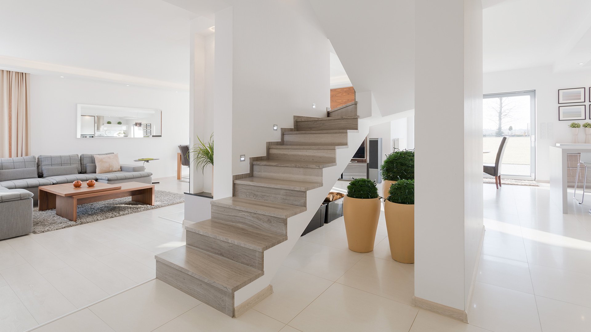 schody z płytek drewnopodobnych w nowoczesnym domu