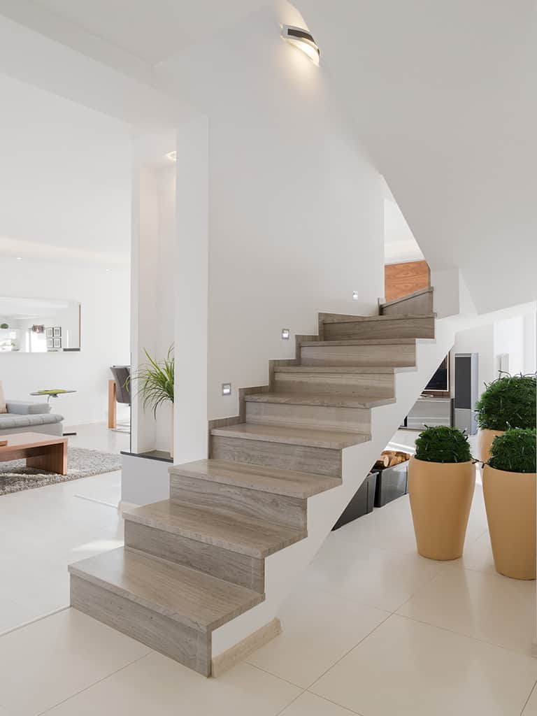 Płytki na schody zewnętrzne i wewnętrzne ﻿– jakie wybrać? Jak je układać? 