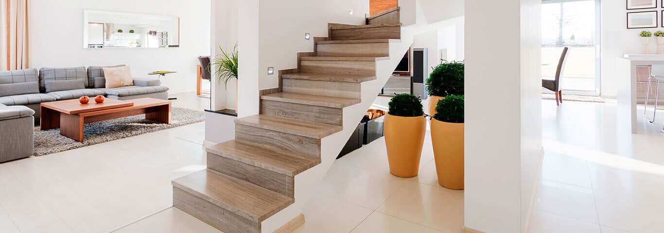 schody z płytek drewnopodobnych w nowoczesnym domu