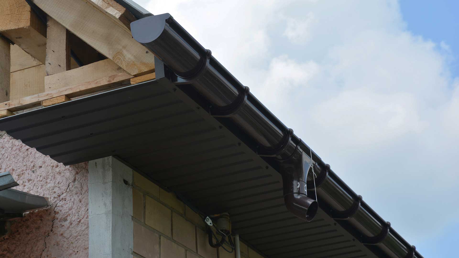 montaż podbitki dachowej z aluminium
