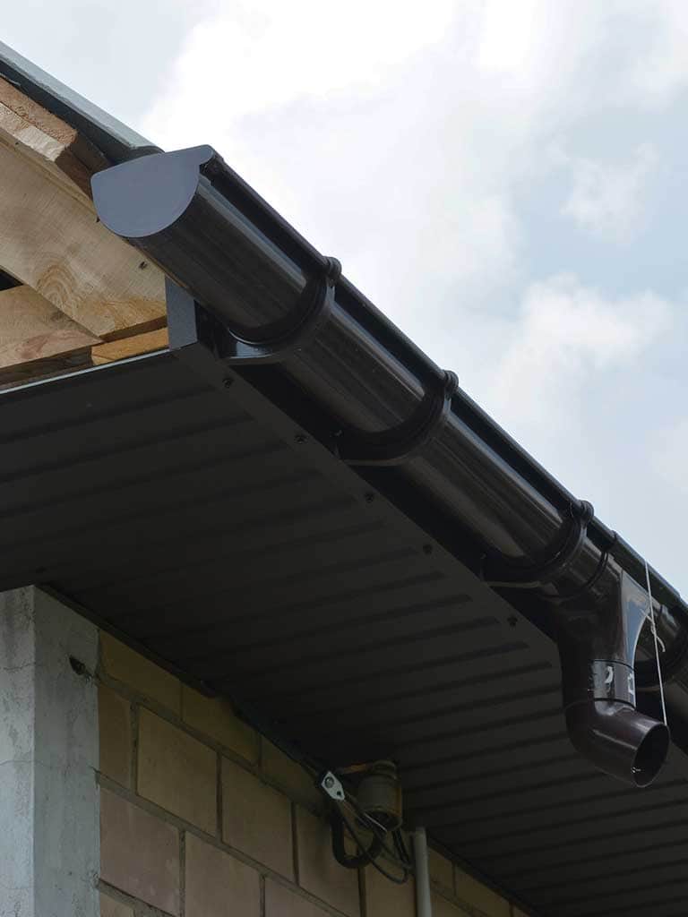 Podbitka dachowa – jaką wybrać, jak ją zrobić i ile kosztuje montaż?