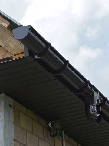 montaż podbitki dachowej z aluminium