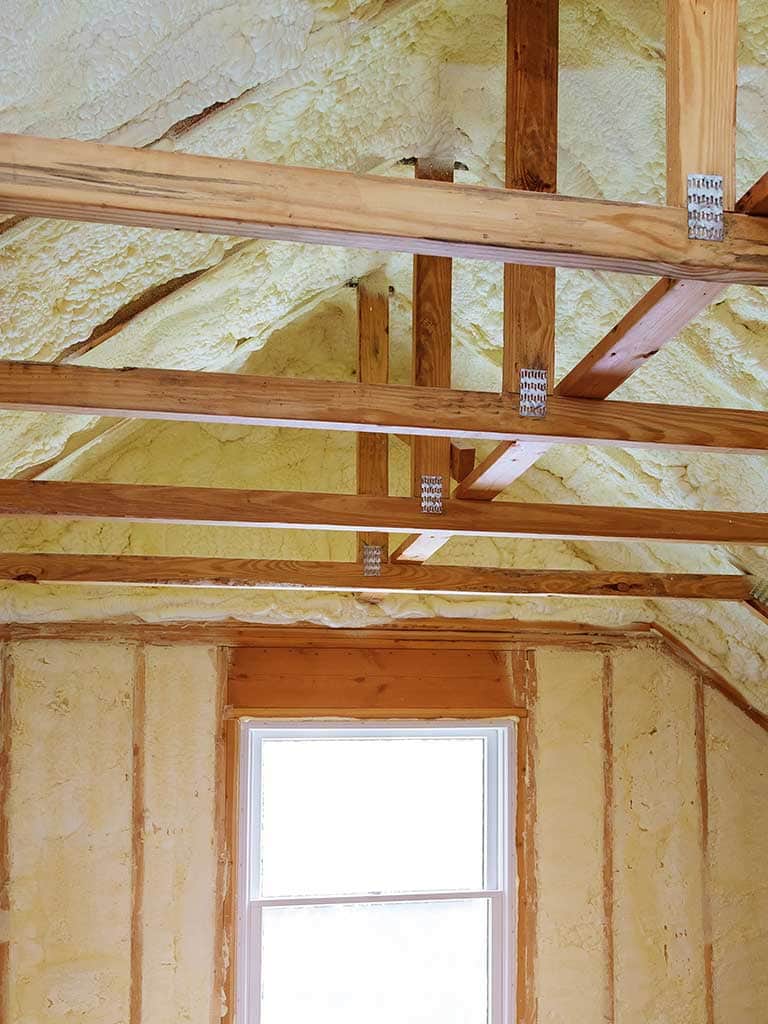 Ocieplenie poddasza pianką – jak wykonać i ile to kosztuje?