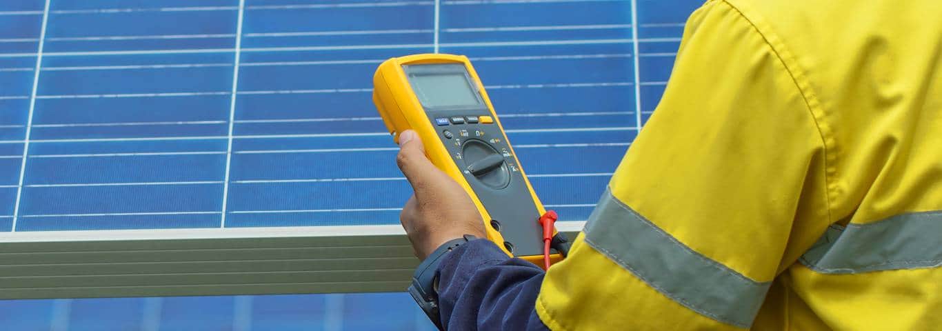specjalista robi pomiar instalacji fotowoltaicznej