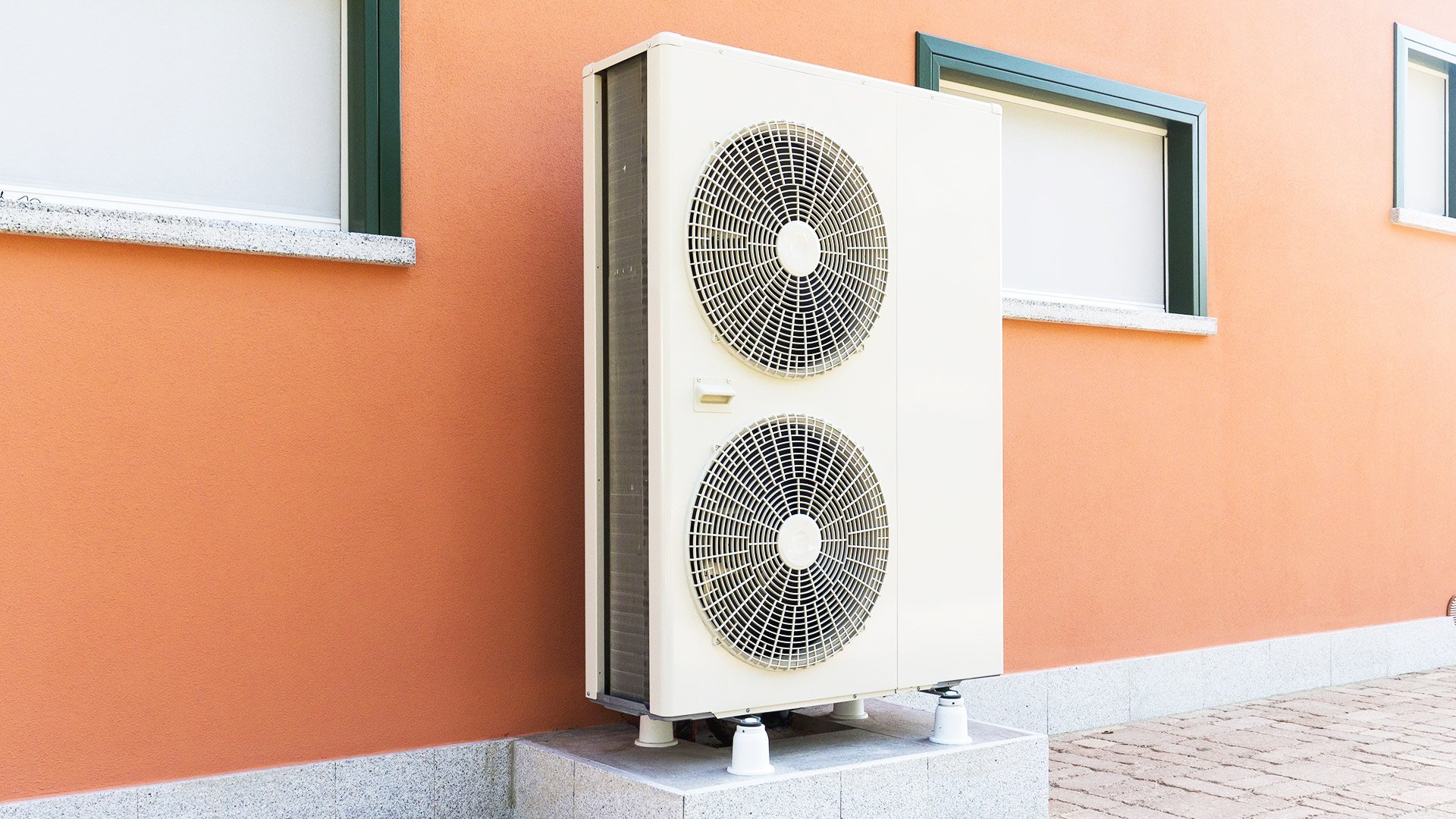 pompa ciepła powietrze-powietrze zainstalowana na zewnątrz domu -  w 2021