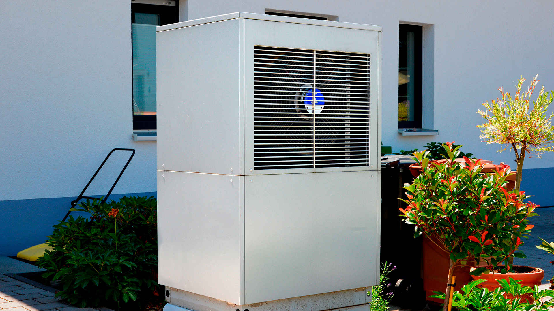 pompa ciepła powietrze-woda przed budynkiem mieszkalnym -  w 2021