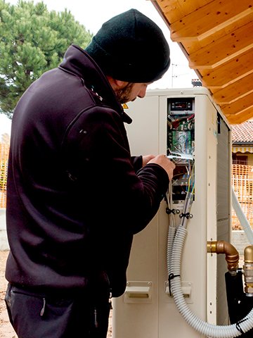 specjalista instaluje pompę ciepła woda-woda