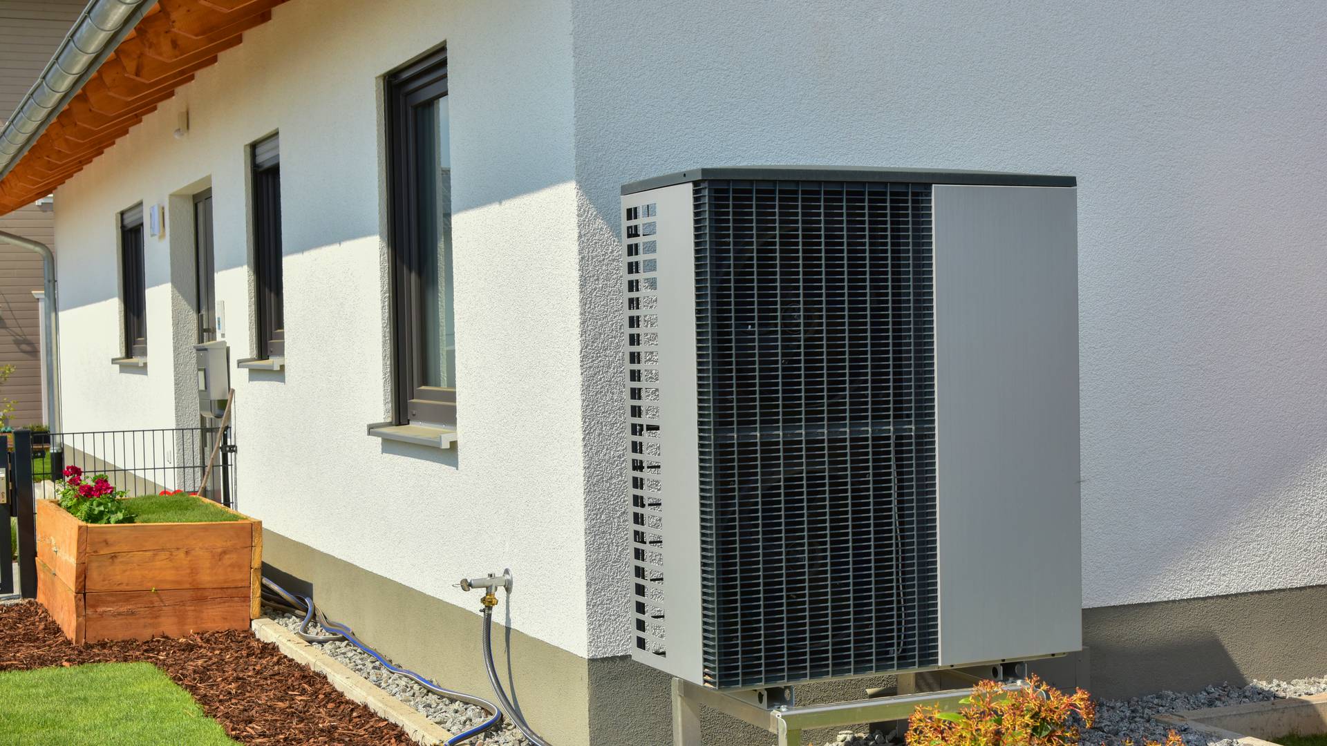 powietrzna pompa ciepła przy ścianie nowego domu -  w 2022