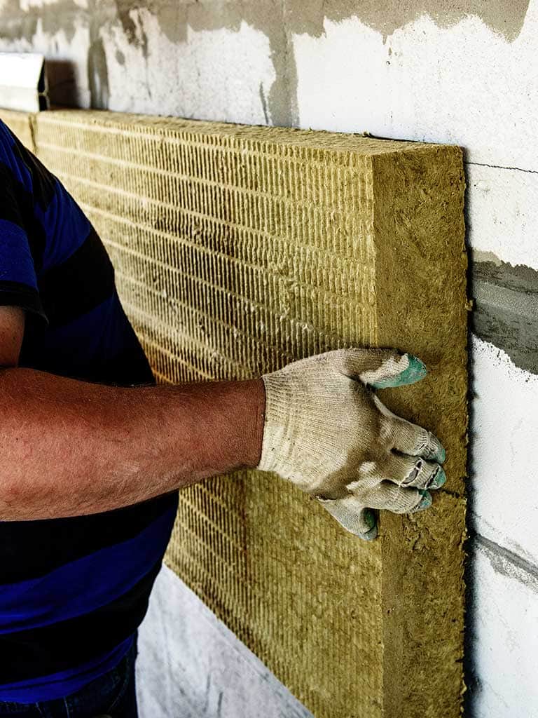 Ocieplanie wełną mineralną 2025 – ceny, porównanie ze styropianem, poradnik krok po kroku