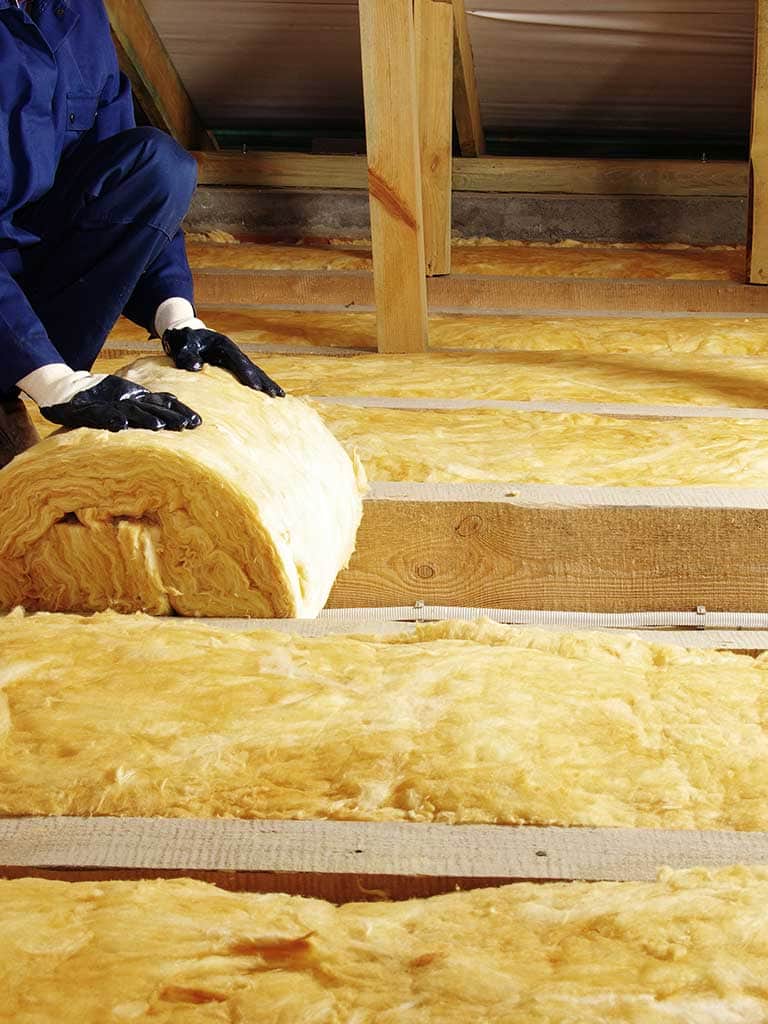 Ocieplenie poddasza nieużytkowego – wełną mineralną, styropianem czy pianką?