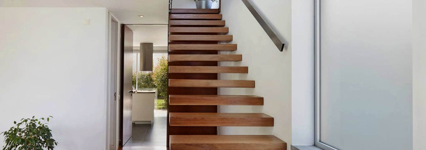 wnętrze domu z drewnianymi schodami w przedpokoju