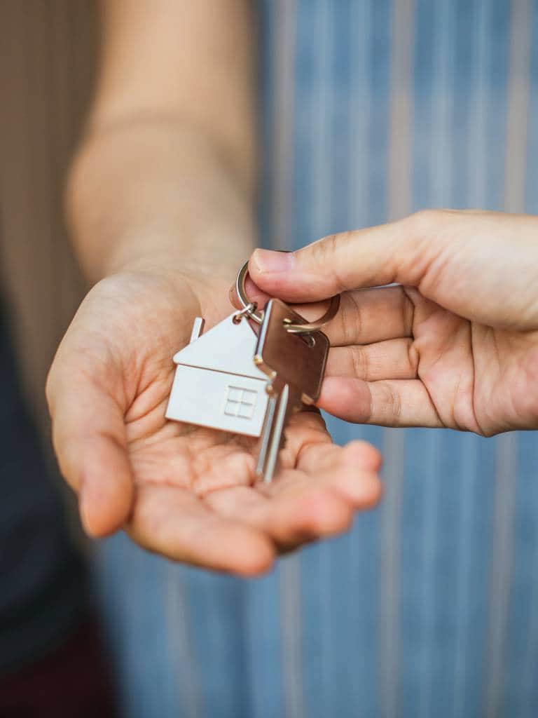 Polacy rezygnują z dużych domów oraz wybierają mniejsze działki – raport o budowie domów