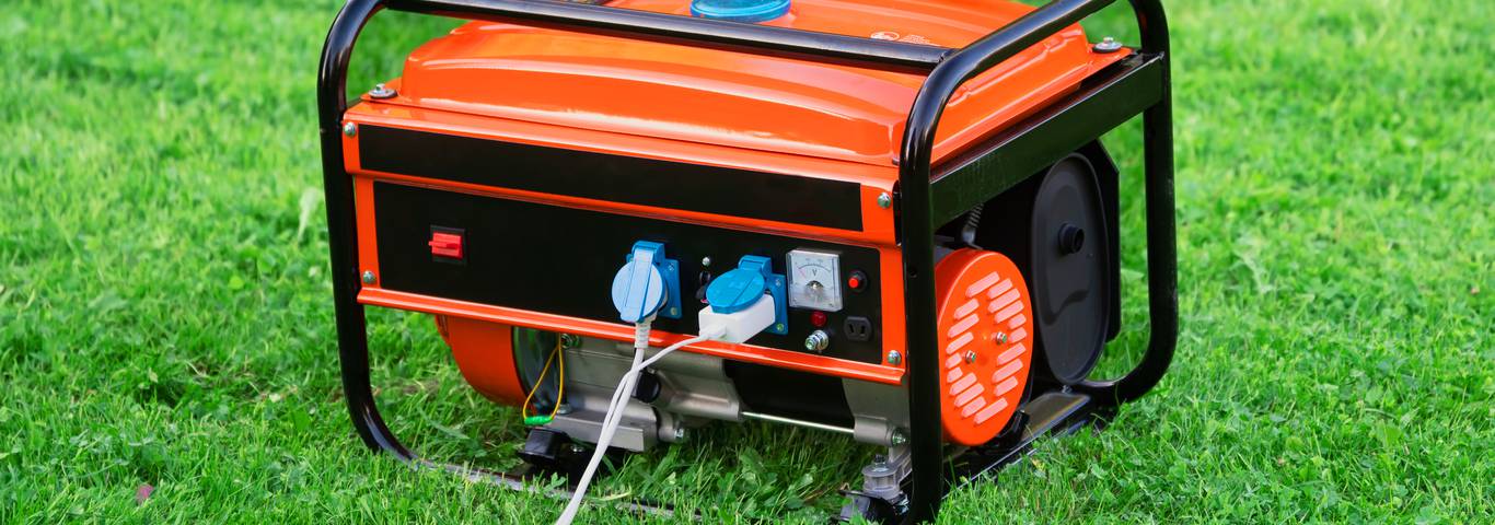agregat prądotwórczy do domu jednorodzinnego stoi na trawie