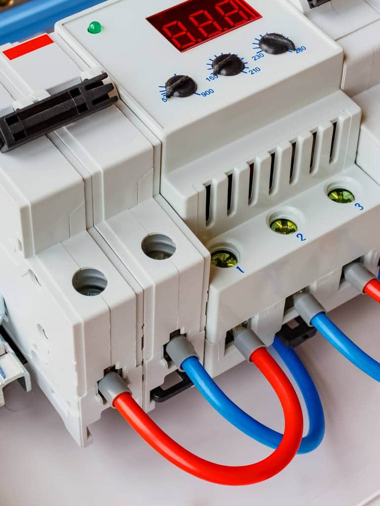 Ogranicznik przepięć – co to jest i jak go podłączyć?