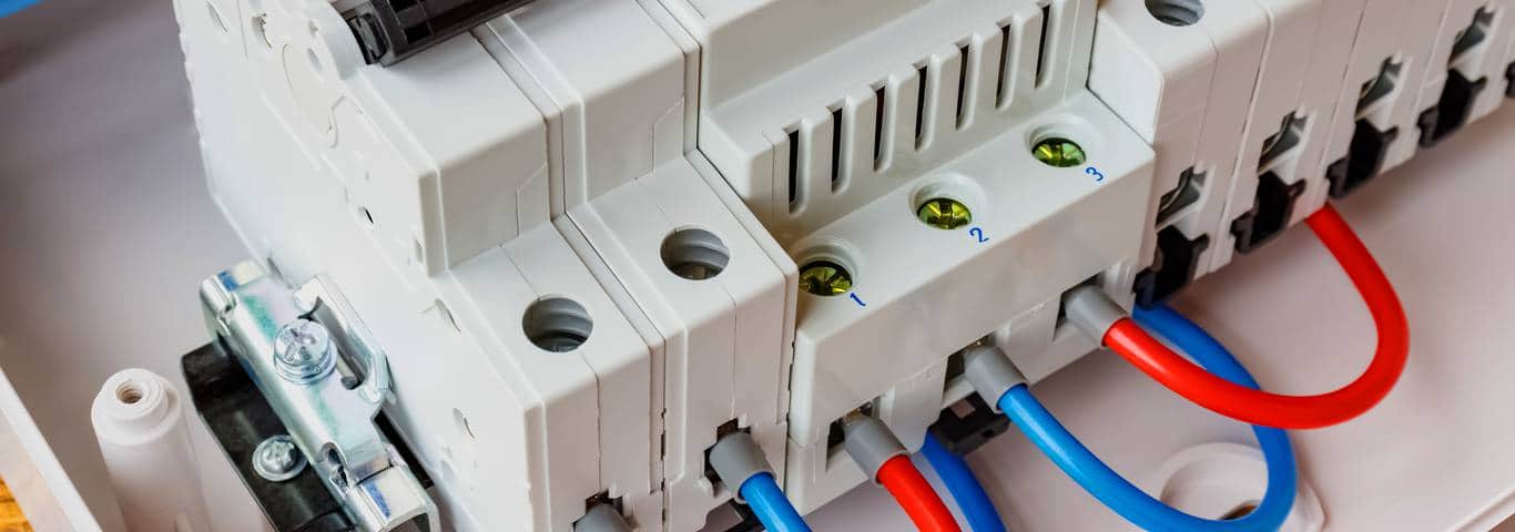 Ogranicznik przepięć z podłączonymi przewodami w rozdzielnicy elektrycznej