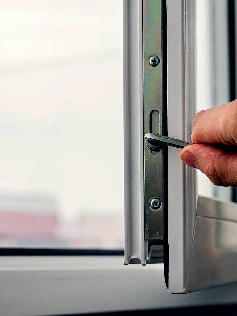 Regulacja okien PCV. Jak wyregulować docisk okna plastikowego?