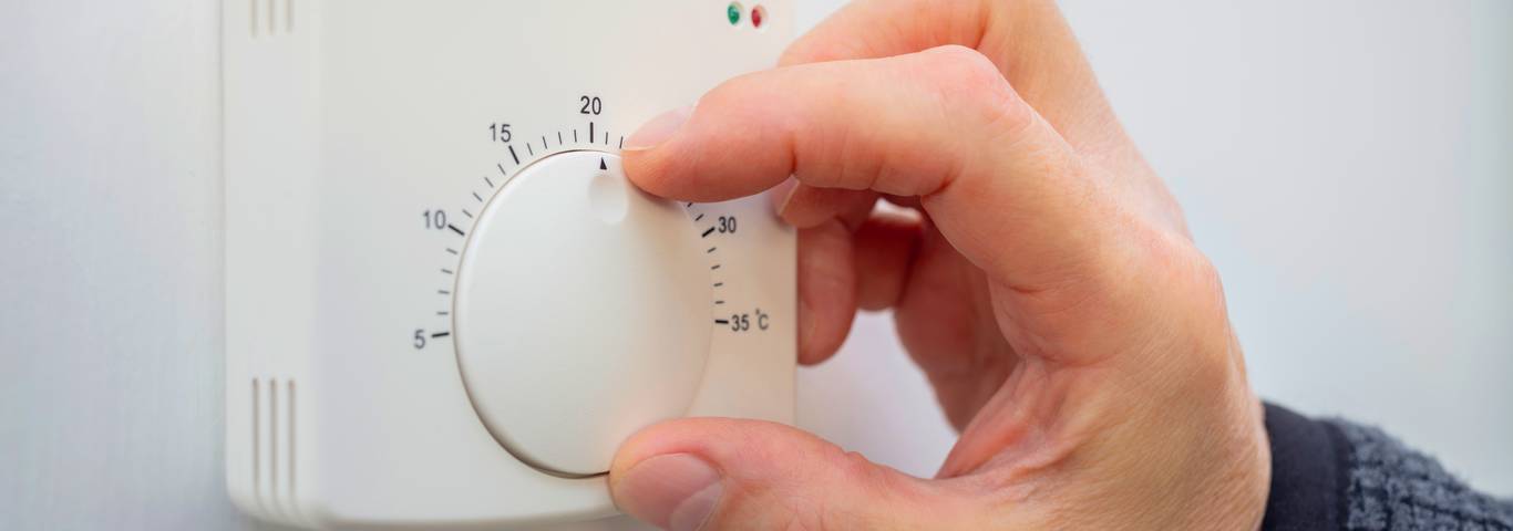 zbliżenie na rękę regulacją termostat