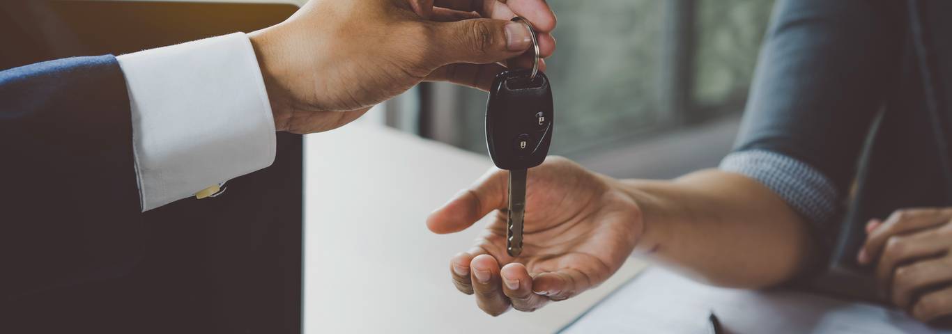 agent podaje klucz do samochodu przedsiębiorcy biorącemu samochód w leasing