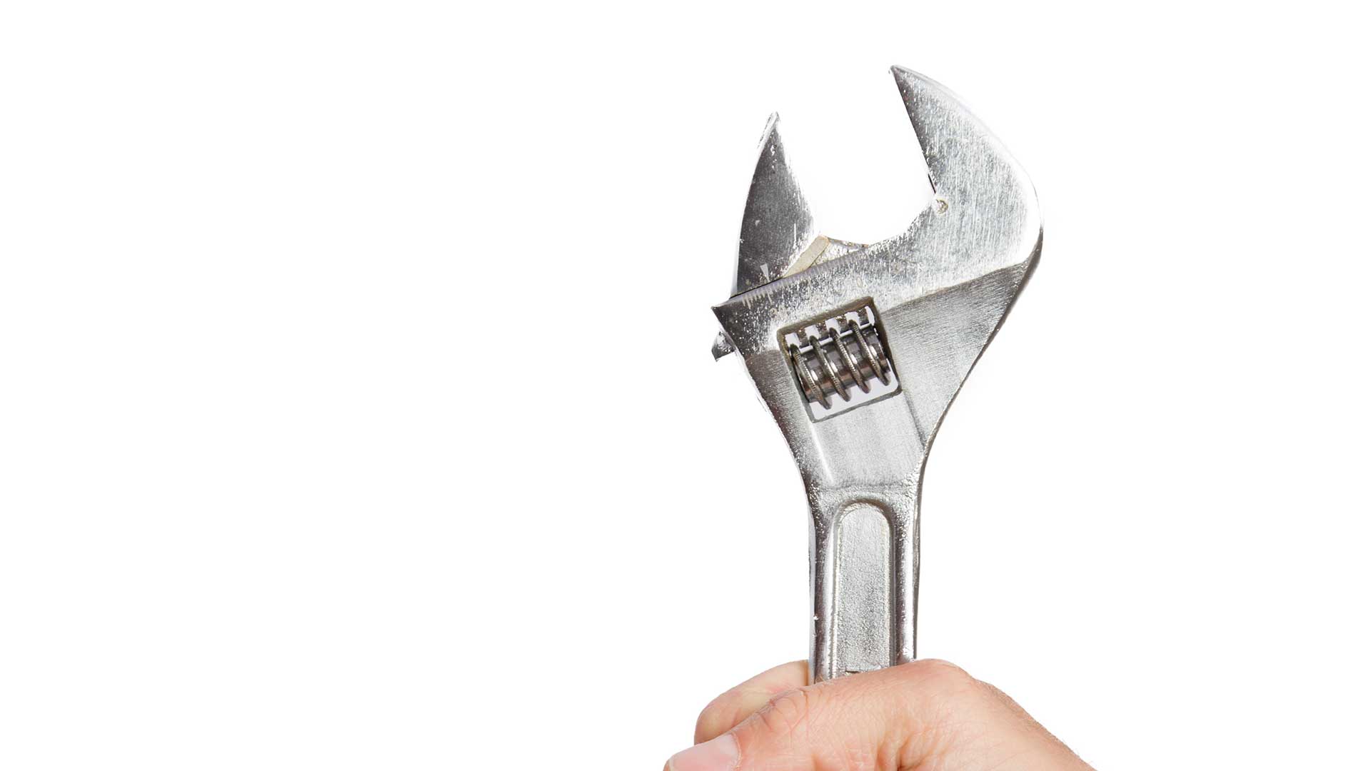 Zaciśnięta dłoń trzymająca klucz francuski – symbol wyboru solidnej firmy instalacyjnej