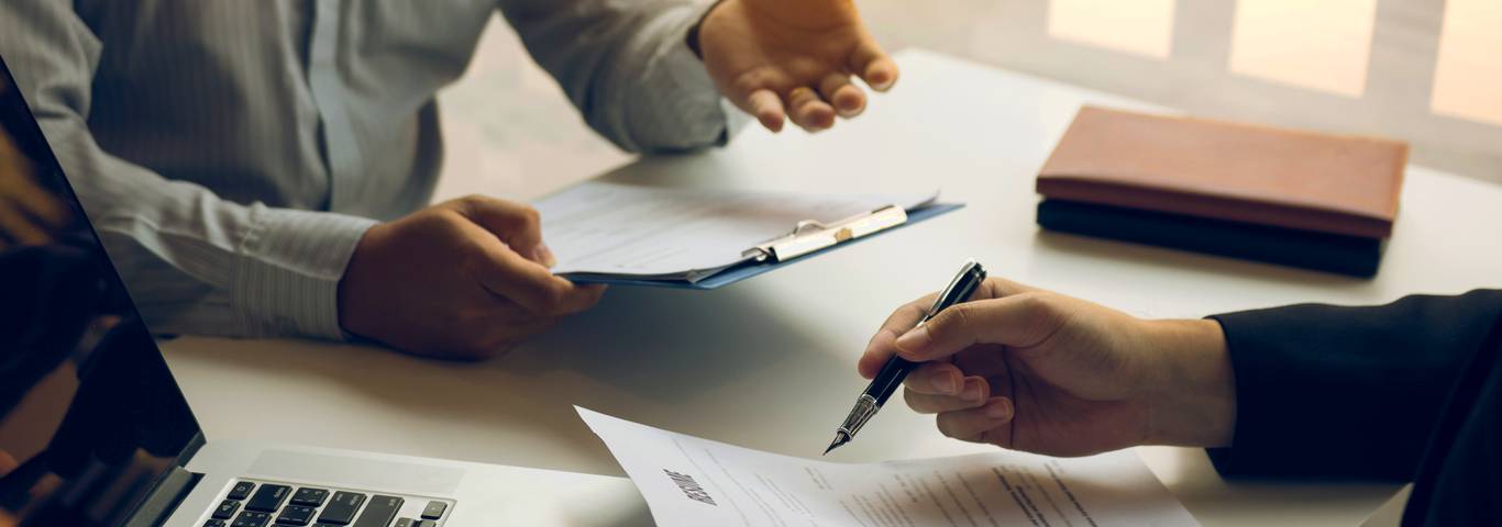 Konsultacja dotycząca restrukturyzacji firmy jednoosobowej przy dokumentach i komputerze