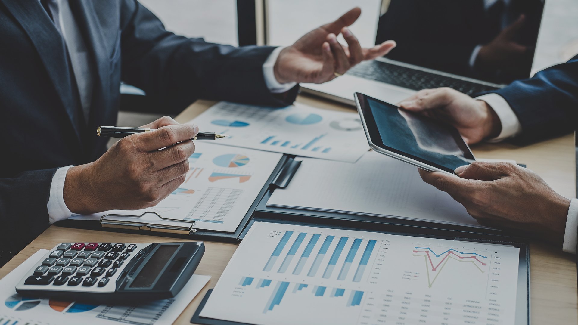 Analiza dokument&oacute;w i wykres&oacute;w dotyczących koszt&oacute;w restrukturyzacji przedsiębiorstwa