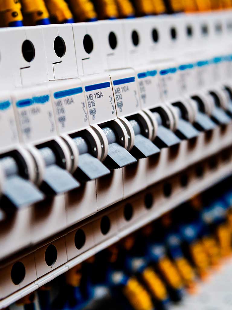 Rodzaje bezpieczników elektrycznych w 2025 (MCB, RCD, SPD)