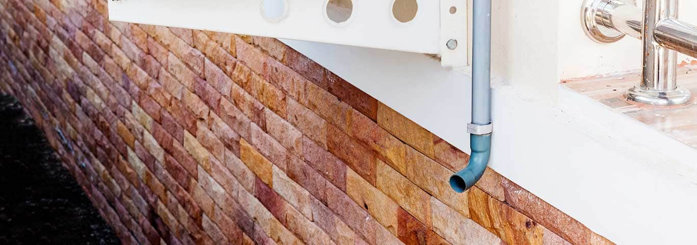 rura odpływowa służąca do odprowadzania skroplin z klimatyzacji zamontowana na zewnątrz budynku