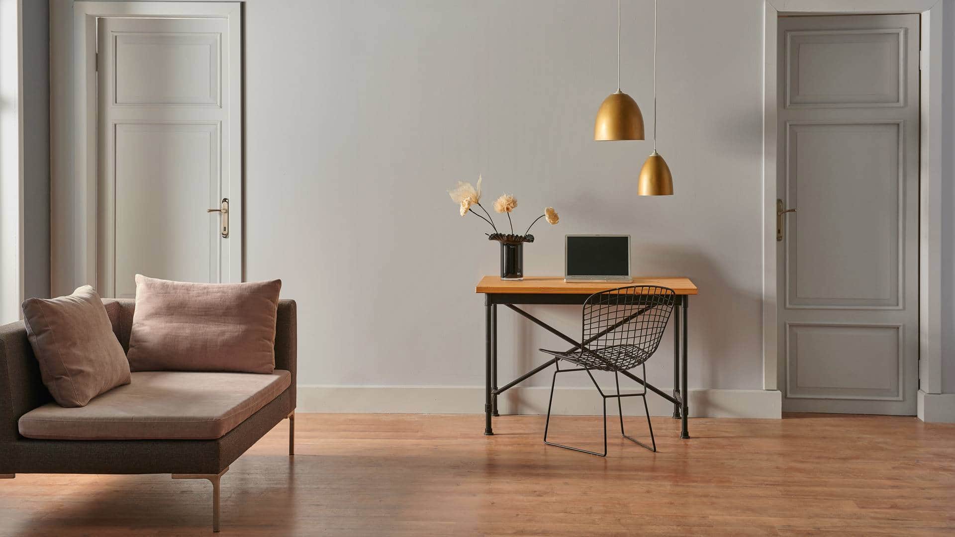 Minimalistyczne biuro z sofą i biurkiem idealne do rozważań przy planowaniu remontu biura