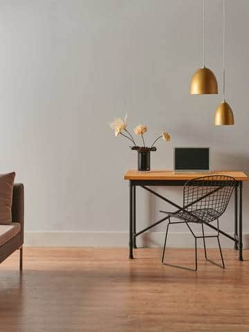 Minimalistyczne biuro z sofą i biurkiem idealne do rozważań przy planowaniu remontu biura