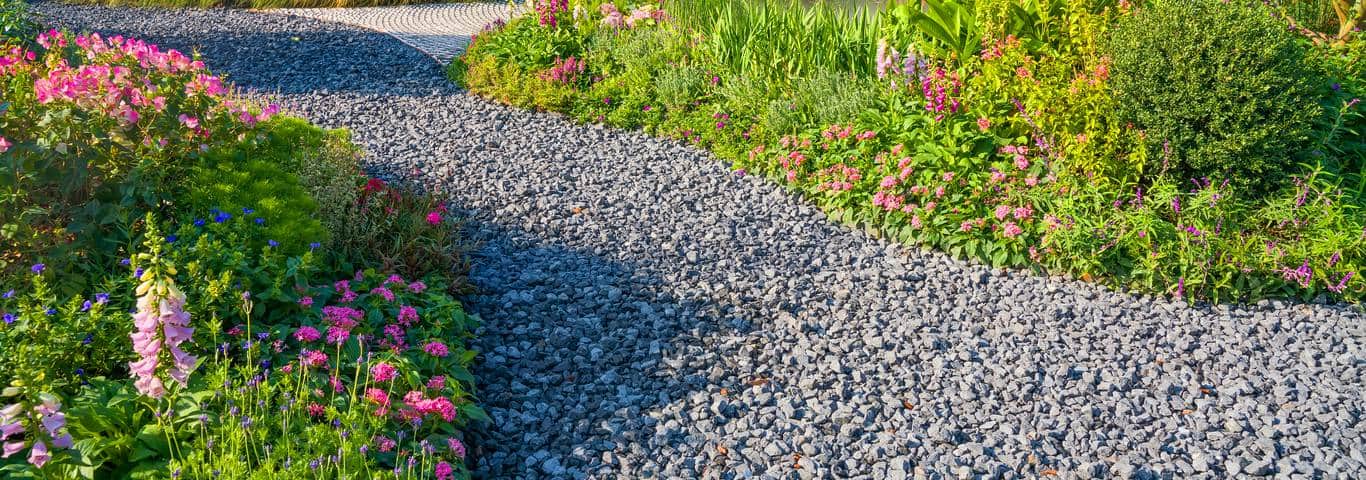 tania ścieżka w ogrodzie ze żwiru