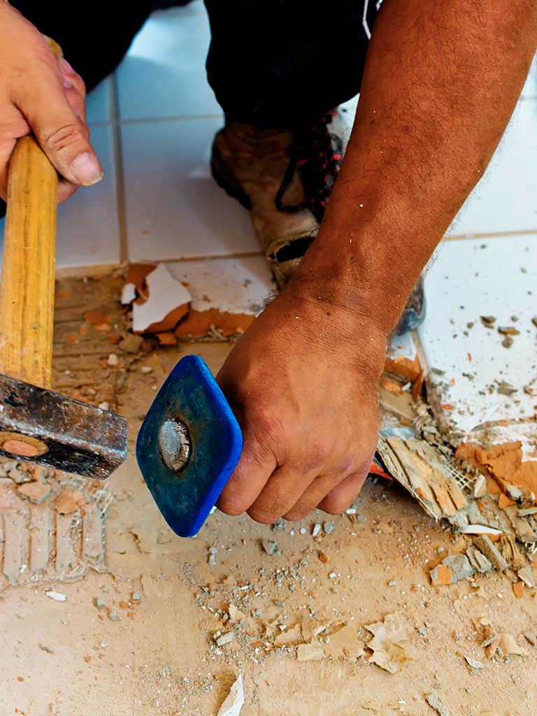 Czy można przeprowadzić remont łazienki bez skuwania płytek?