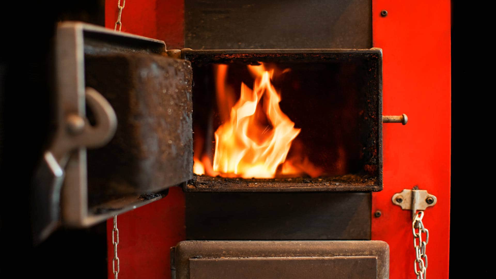 Spalanie węgla w piecu przed wymianą w ramach programu Czyste Powietrze 2025