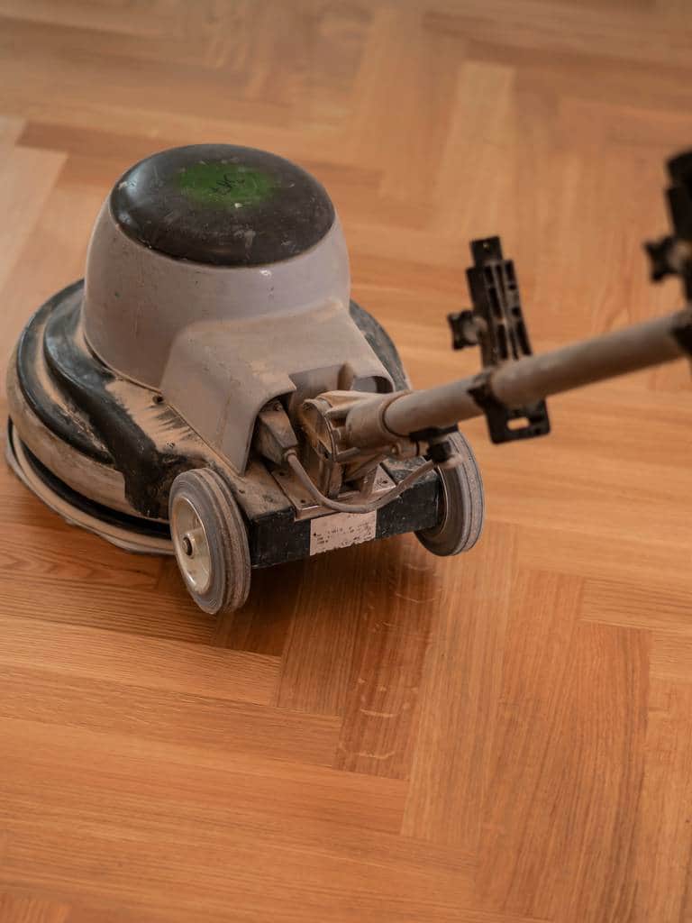 Cyklinowanie parkietu – cena. Jak odnowić podłogę krok po kroku?