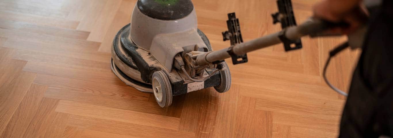 zbliżenie na urządzenie do cyklinowania parkietu w trakcie pracy