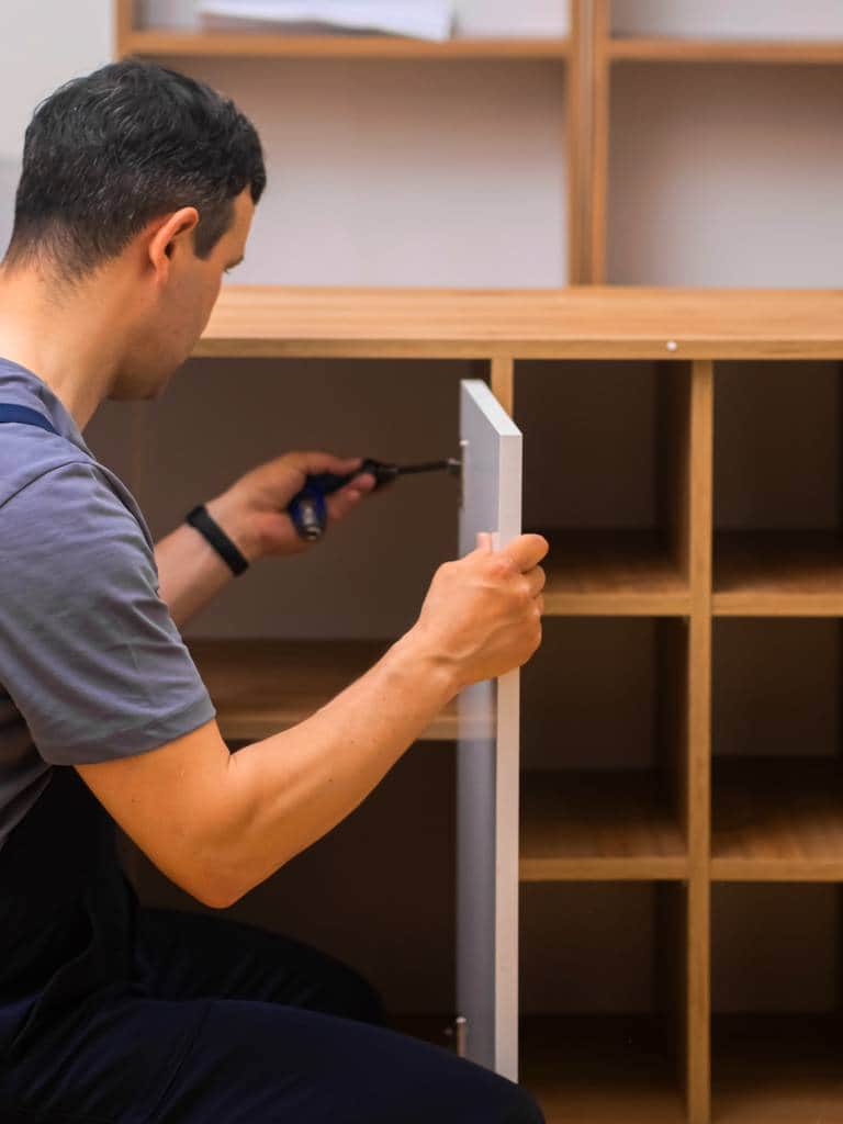 Stolarz do mebli na wymiar – jak wybrać wykonawcę? [2025]