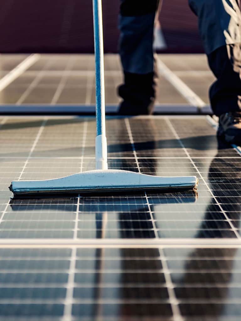 Mycie paneli fotowoltaicznych. Jak i czym czyścić je bezpiecznie?