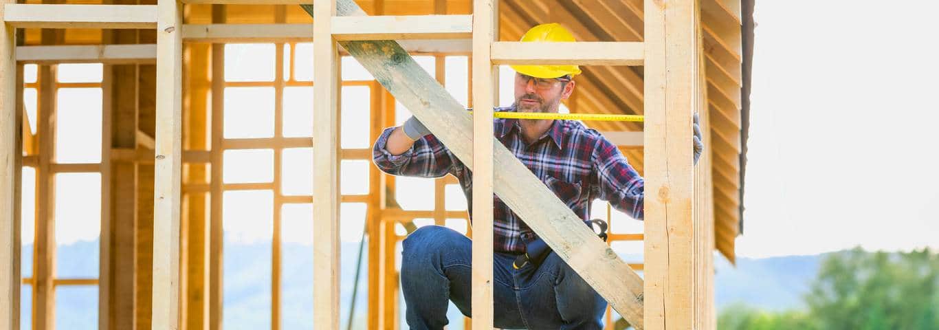 specjalista przy budowie ściany domu szkieletowego