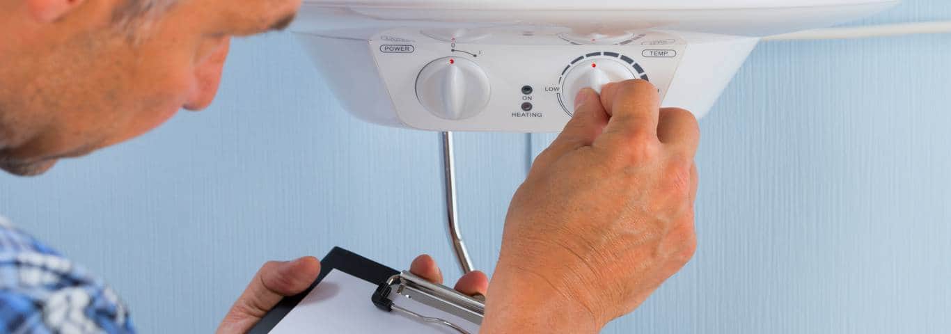 fachowiec reguluje kocioł elektryczny