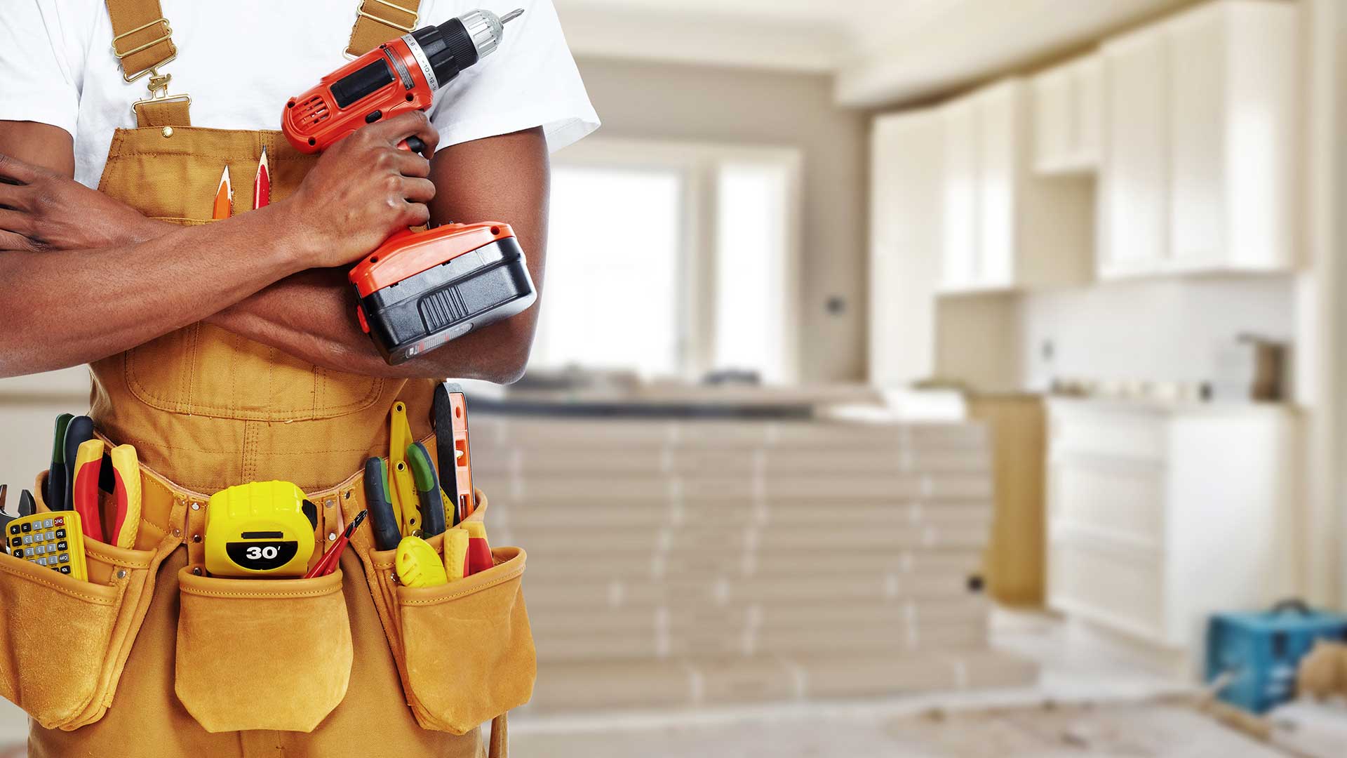 specjalista od remontów mieszkań z narzędziami budowlanymi -  w 2021