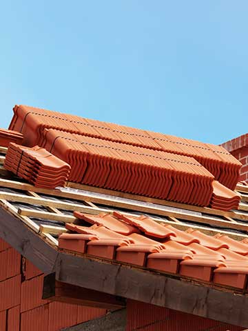 Dachówka ceramiczna czy betonowa – co lepsze? Porównanie dachówek