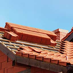 Dachówka ceramiczna czy betonowa – co lepsze? Porównanie dachówek