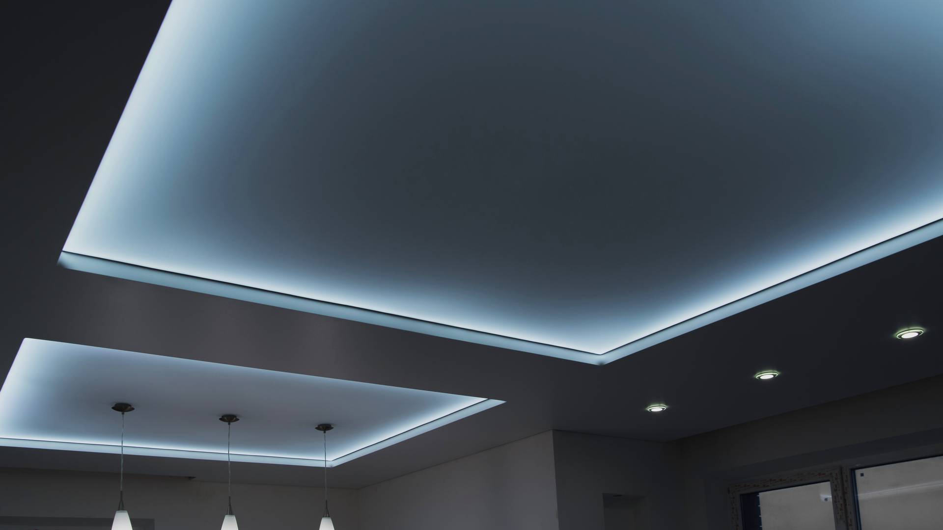 sufit napinany z oświetleniem LED w nowoczesnym salonie