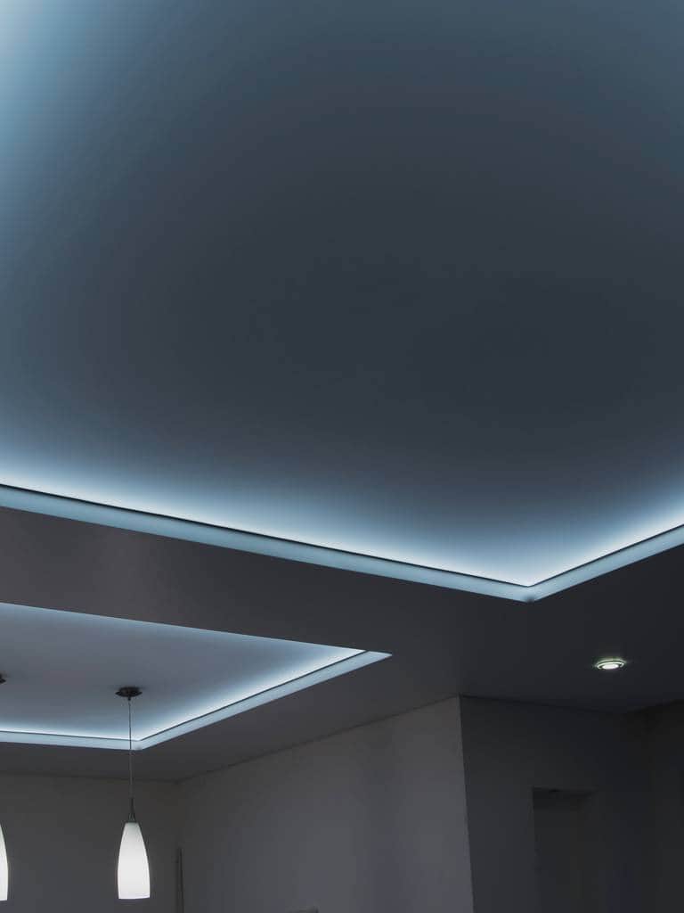Sufit napinany – cena za m2, rodzaje, montaż, zalety i wady