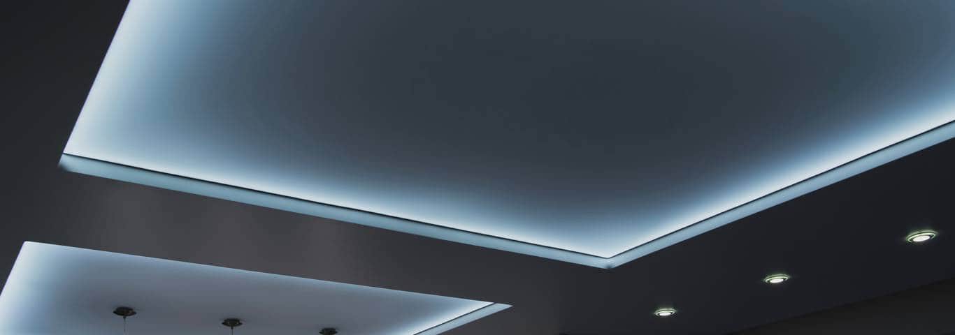 sufit napinany z oświetleniem LED w nowoczesnym salonie