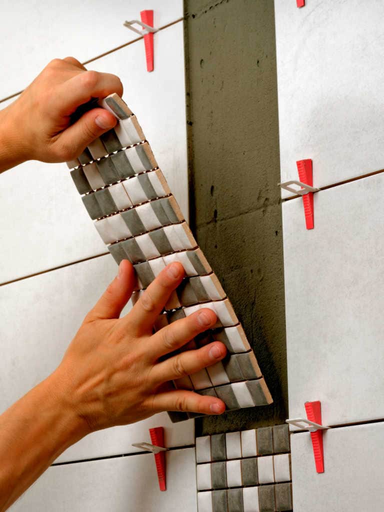 Jaki system poziomowania płytek wybrać? Porównanie i ceny 2025