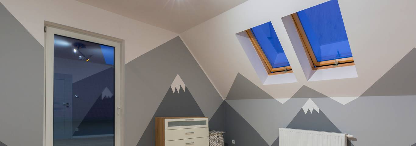 wzory geometryczne w postaci szarych gór na ścianach pokoju dziecięcego