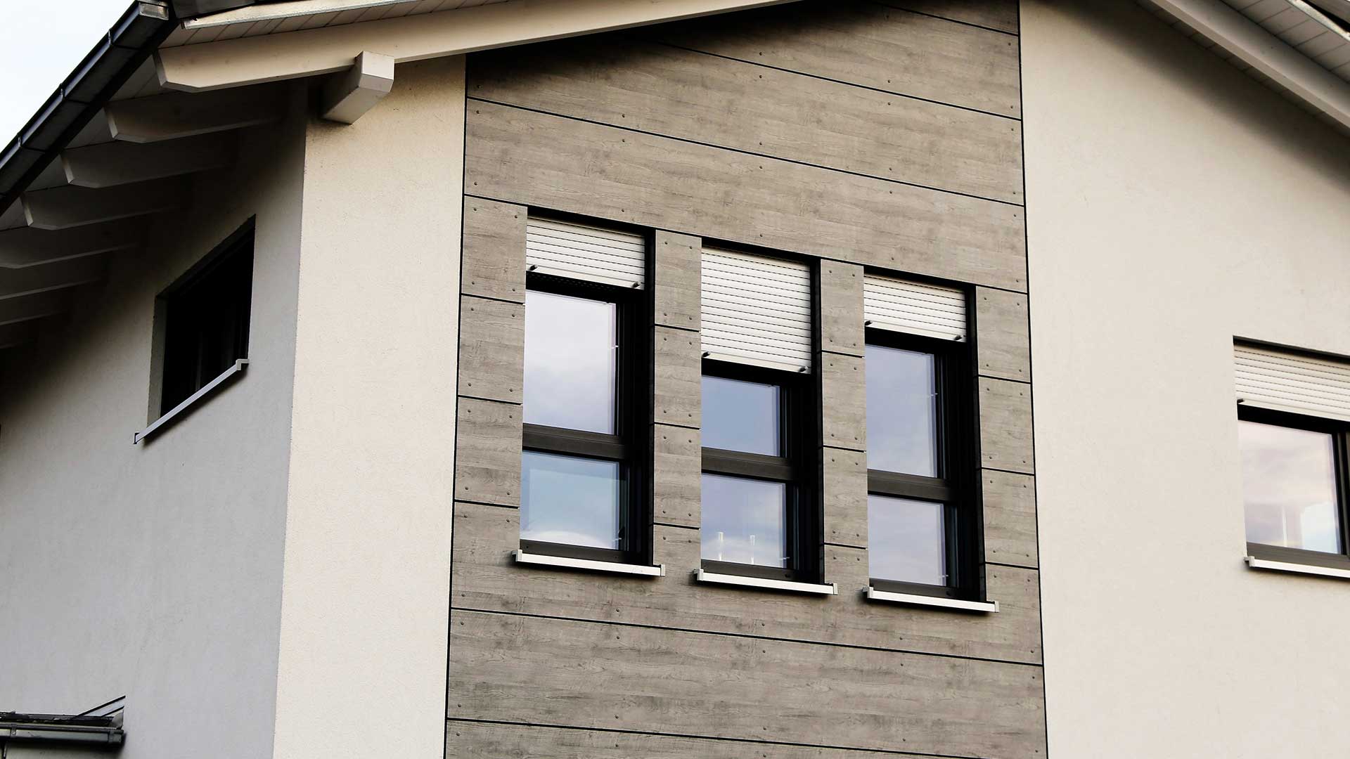 front domu z drewnianymi panelami elewacyjnymi wokół okien -  w 2021
