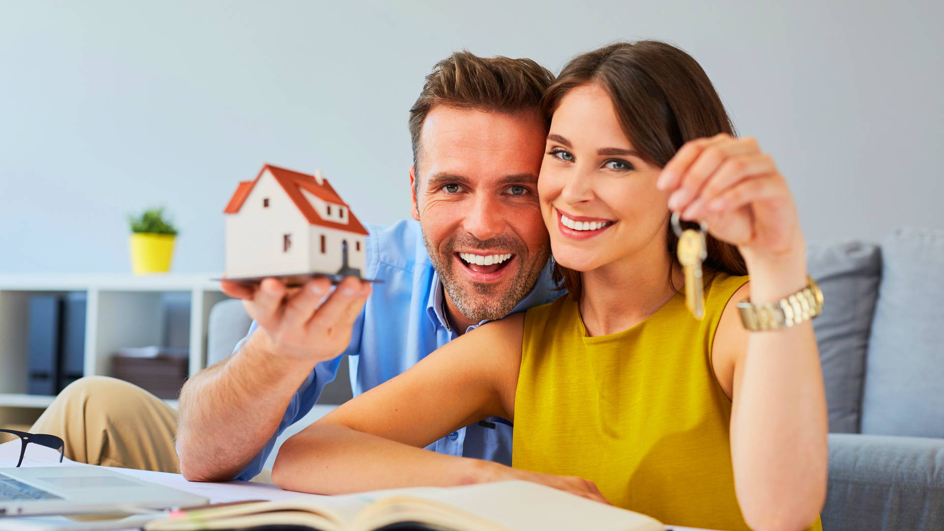 szczęśliwa para trzyma klucze i model domu -  w 2022