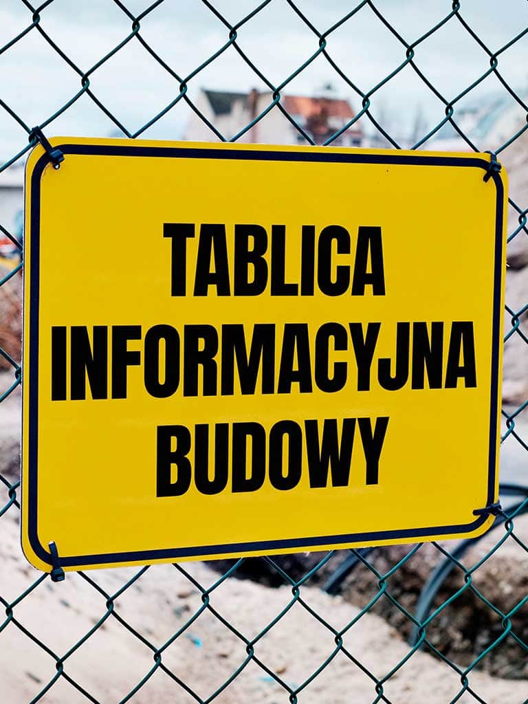 Tablica informacyjna budowy – jak ją wypełnić i gdzie umieścić? Czy jest obowiązkowa?